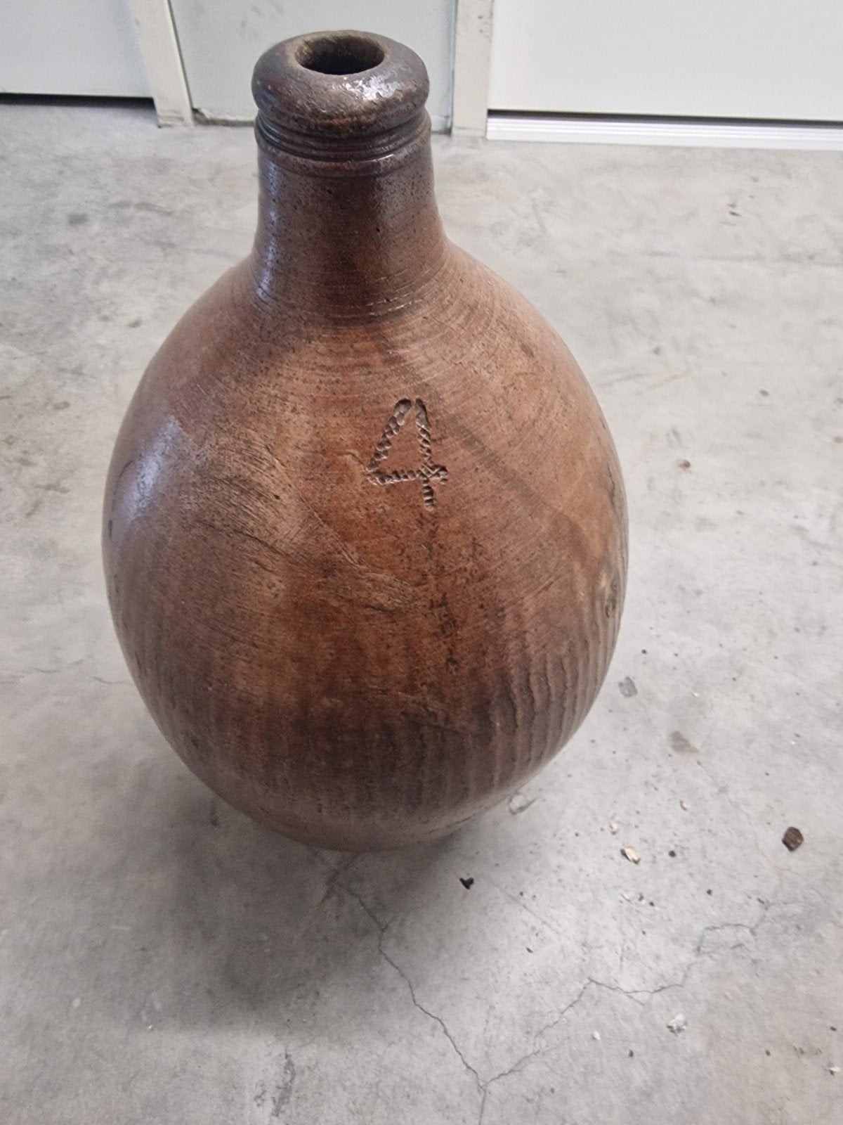 Jenever kruik met oor, Ophalen, Bruin, Natuurlijk materiaal