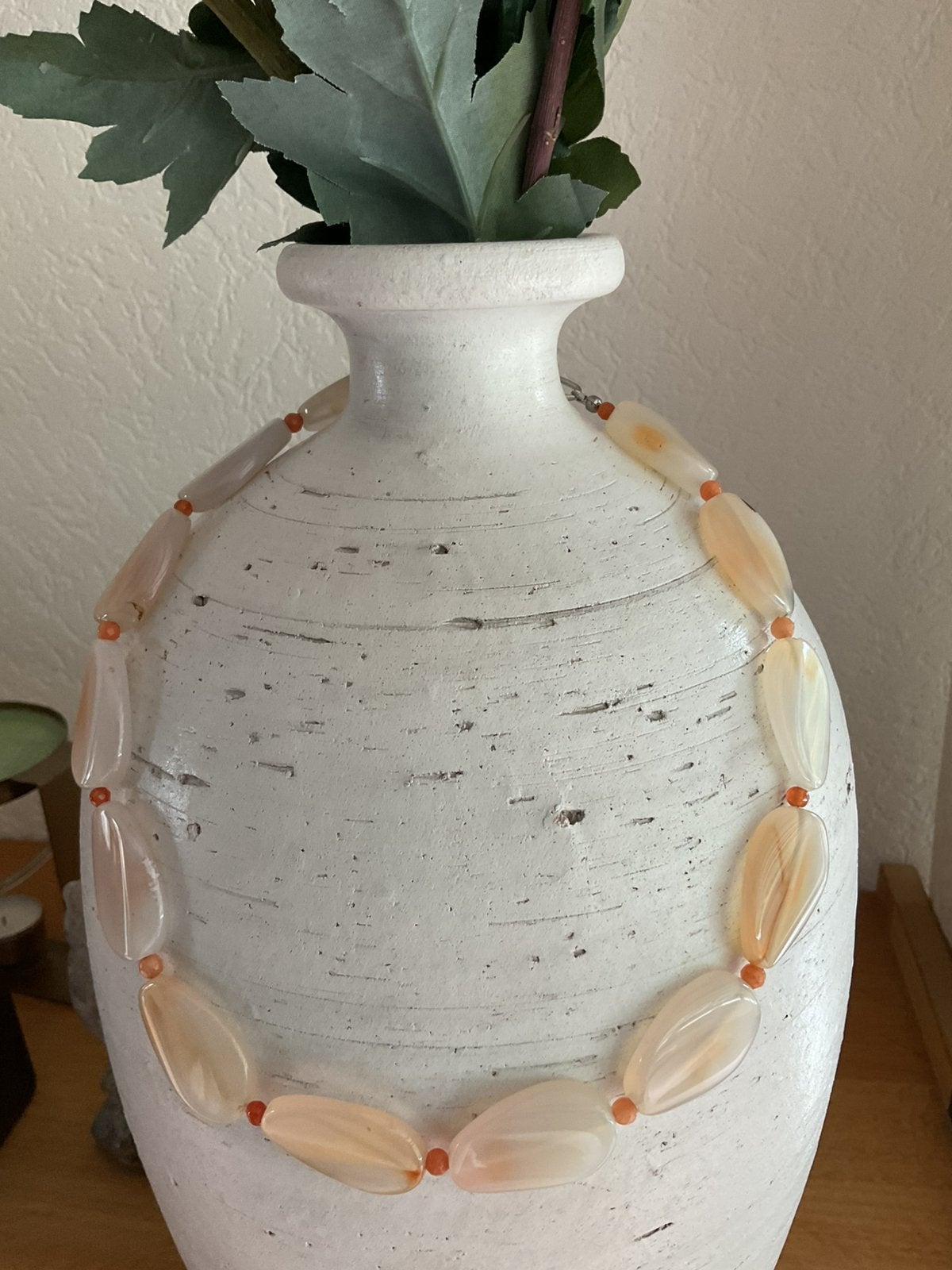 Ketting met grote agaat kralen met een lichte oranje vleug, Sieraden, Tassen en Uiterlijk, Kettingen, Ophalen of Verzenden, Nieuw