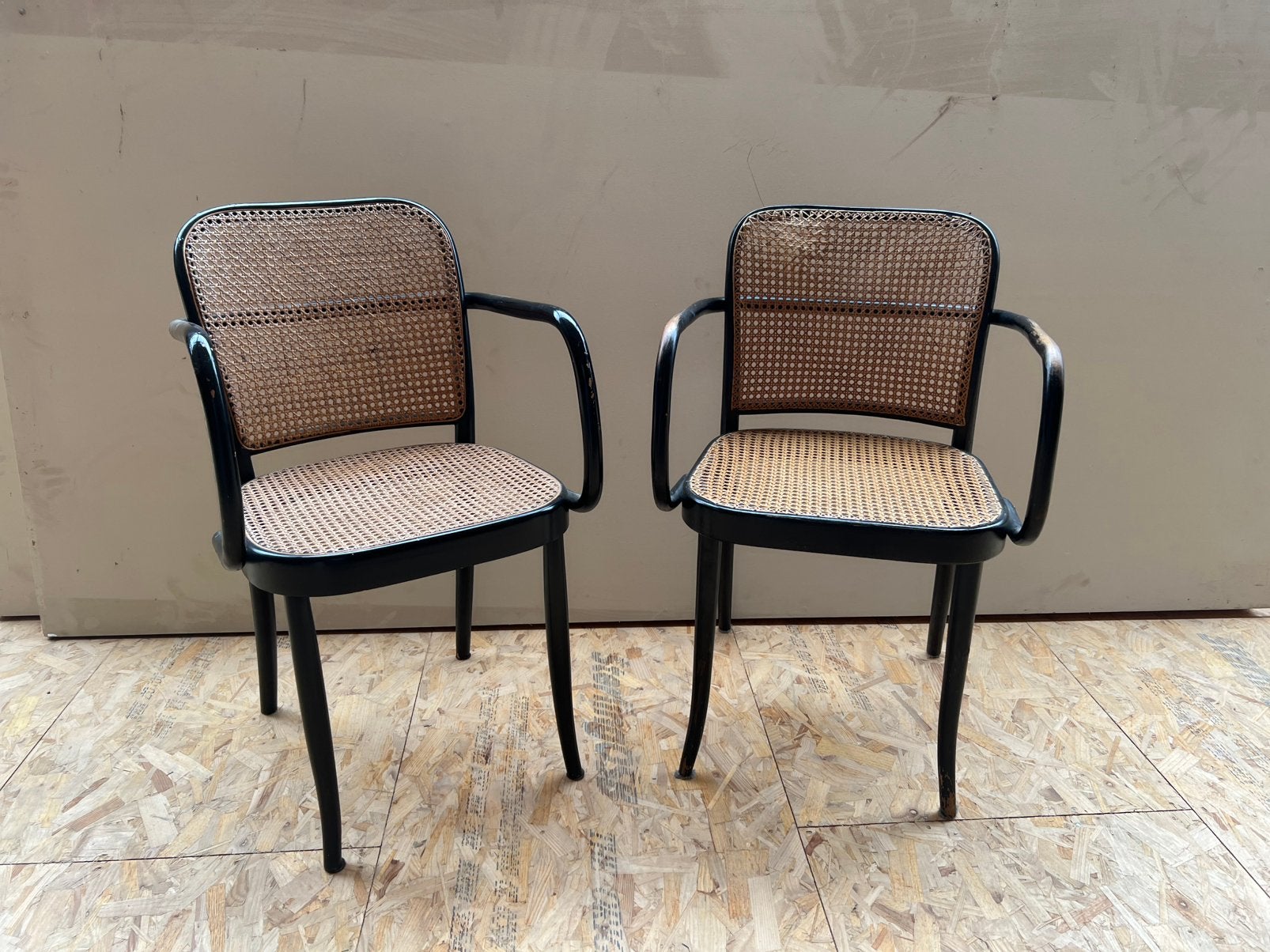 2 stoelen  zwart  met webbing, Antiek en Kunst, Antiek | Meubels | Stoelen en Banken, Ophalen of Verzenden