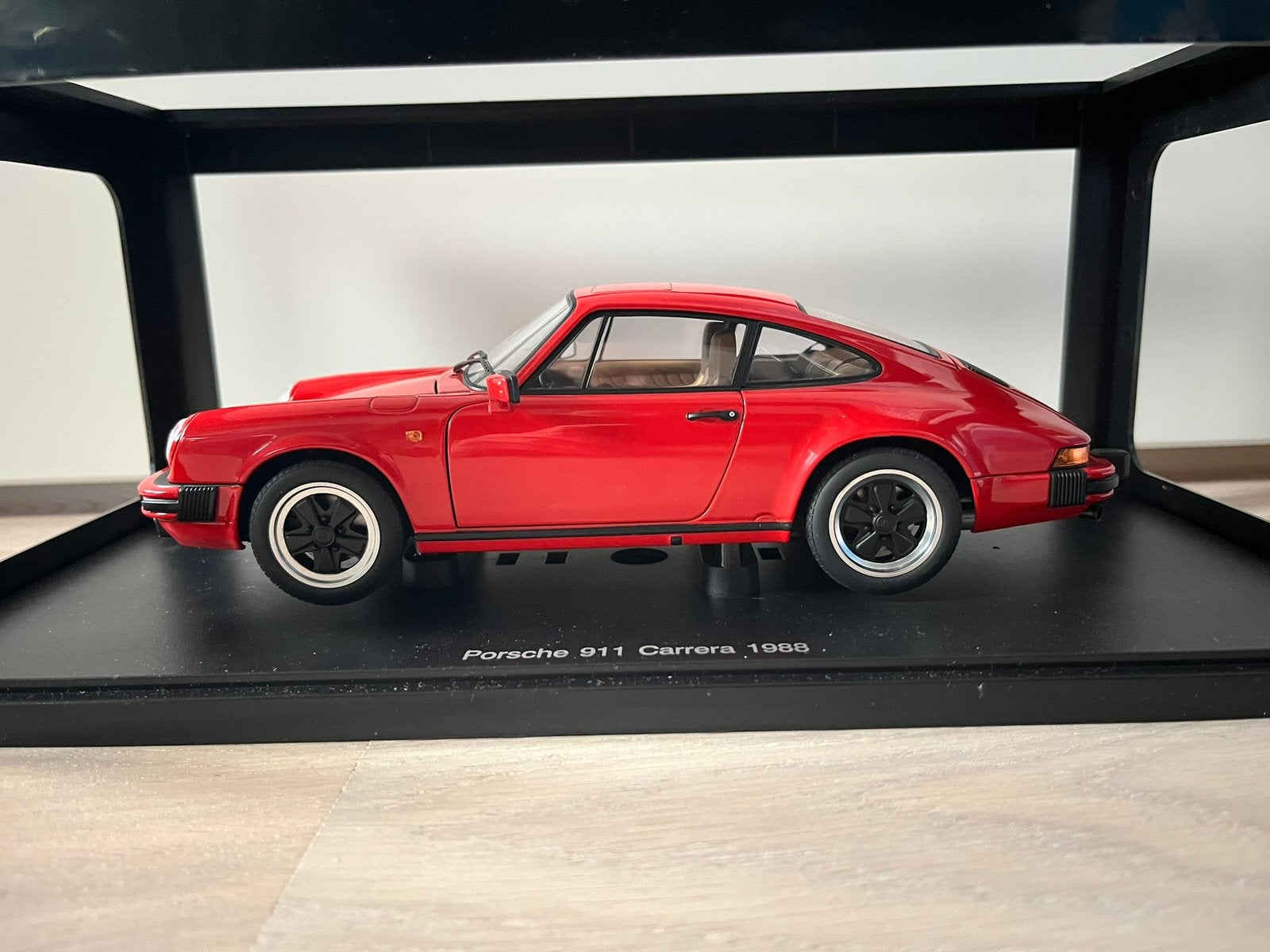 Porsche 911 (930) Carrera 3.2 1988 rood #78013 Autoart 1:18, Hobby en Vrije tijd, Modelauto's | 1:18, Ophalen of Verzenden, Zo goed als nieuw