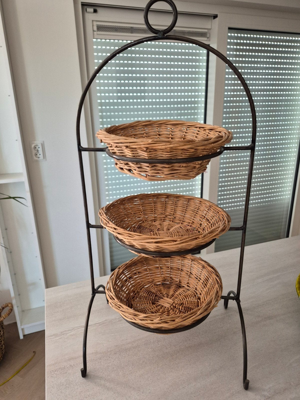 Etagère voor bv fruit; zwartmetaal met riet, Ophalen, Gebruikt