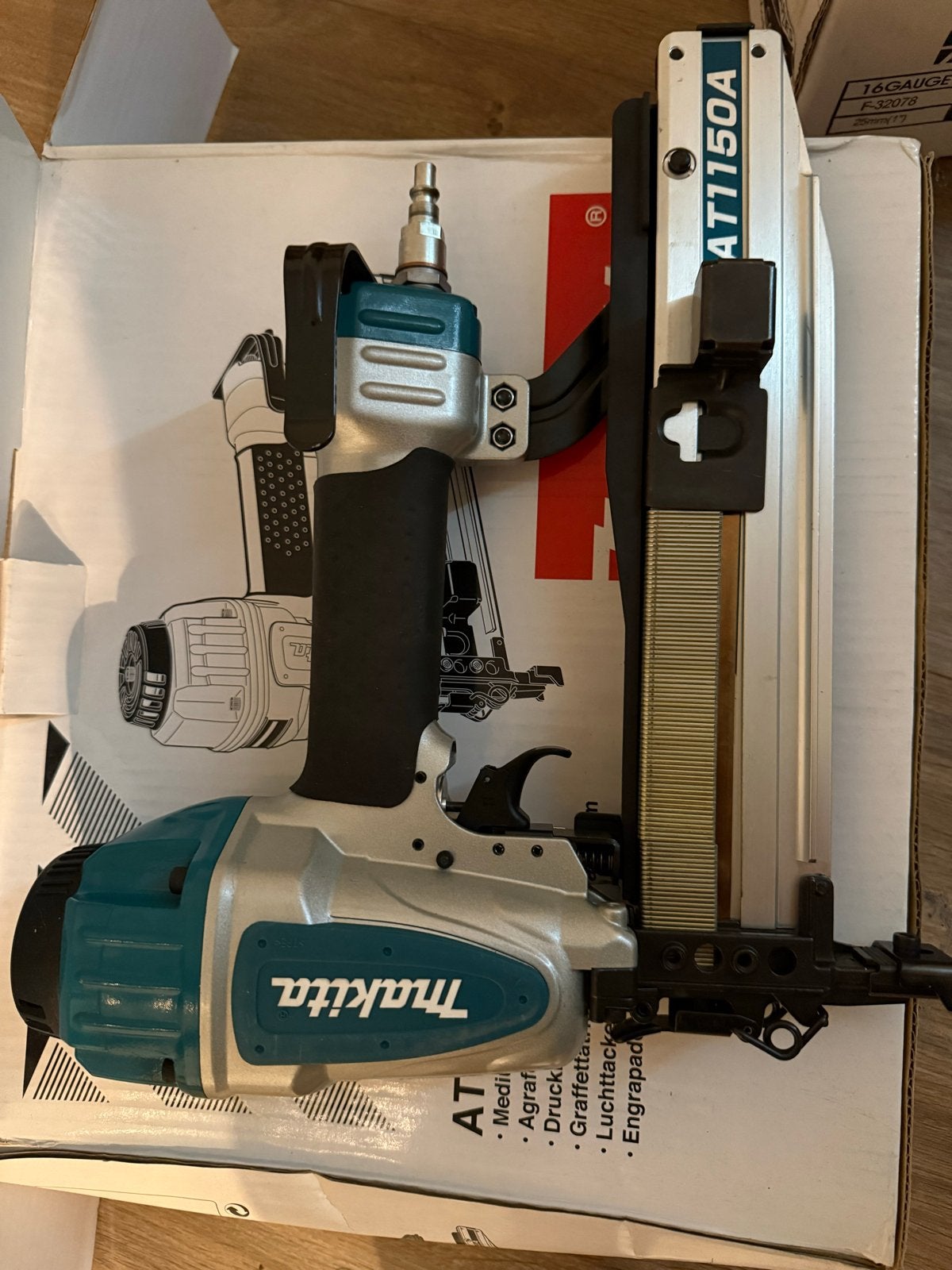 Makita AT1150A tacker, nietmachine - Zo goed als nieuw, Ophalen, Zo goed als nieuw, Tacker/nietmachine, Makita