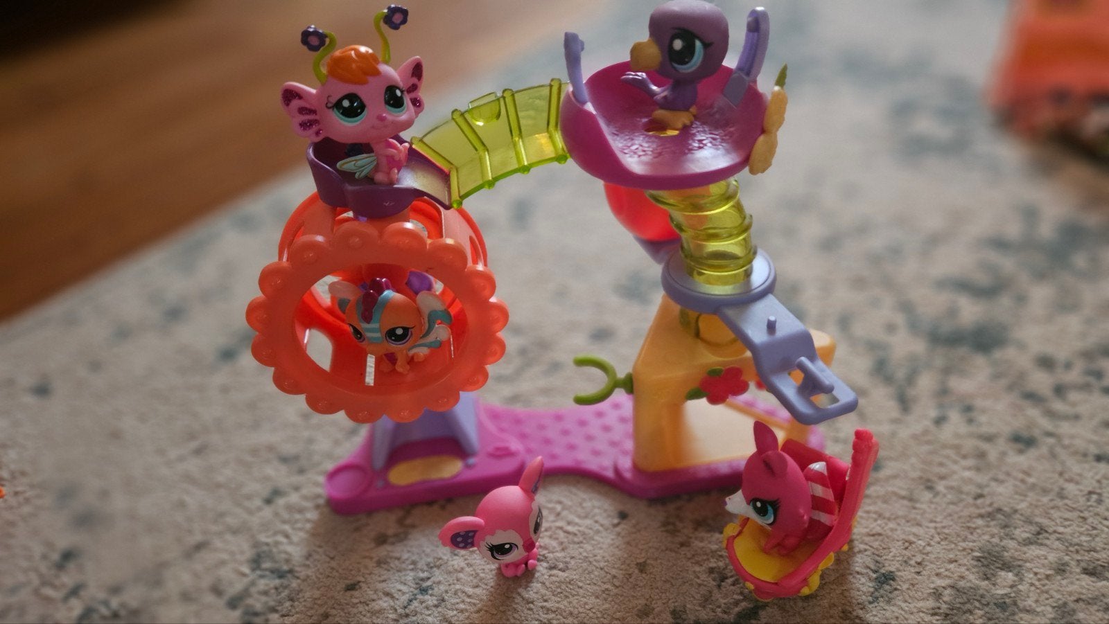 Littlest Pet Shop Speeltuin met 5 Poppetjes en Bank, Ophalen of Verzenden, Gebruikt, Jongen of Meisje