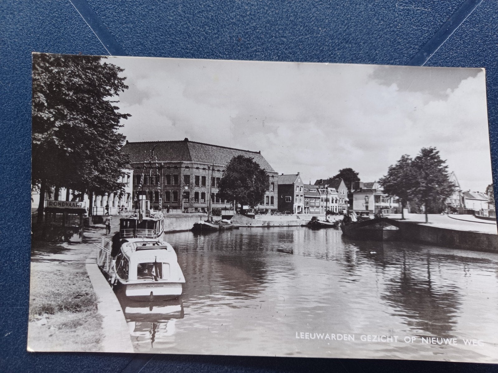 Leeuwarden Gezicht op Nieuwe weg (boten) 1957, Ophalen of Verzenden, 1940 tot 1960, Gelopen, Friesland