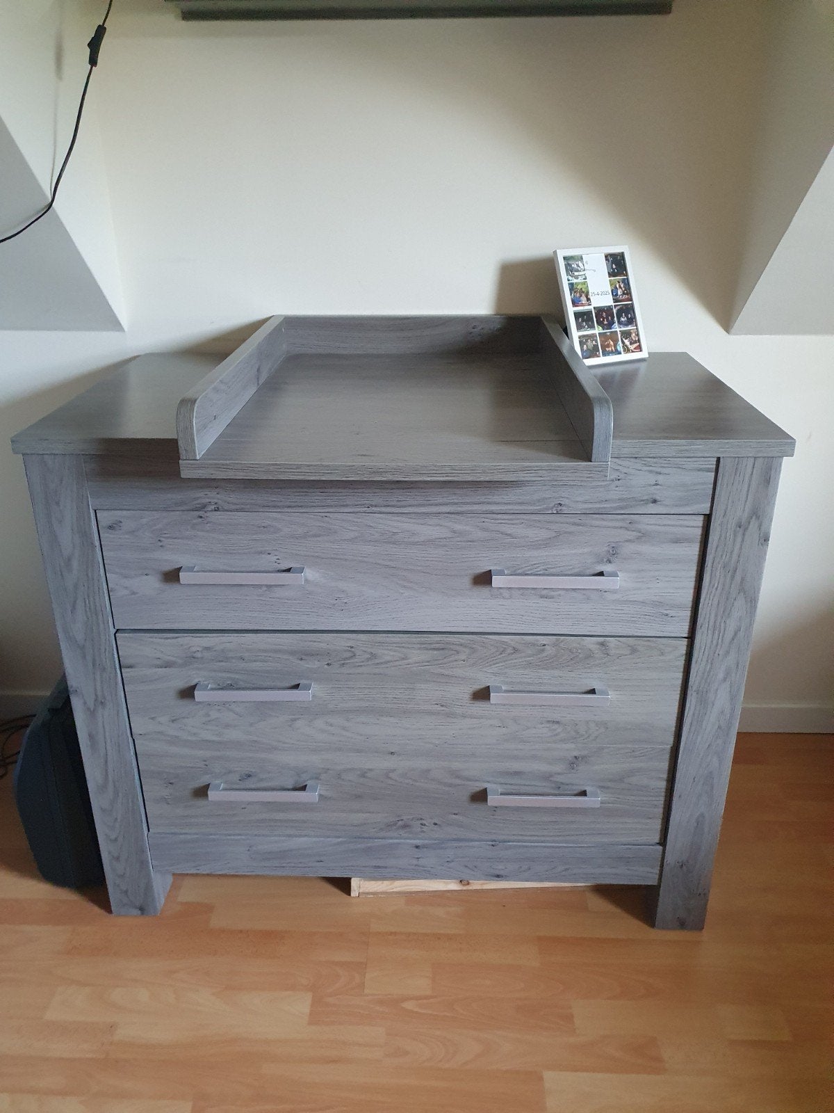 Grijze commode met 3 lades en opzetstuk, Kinderen en Baby's, Kinderkamer | Commodes en Kasten, Ophalen, Gebruikt, 50 tot 70 cm