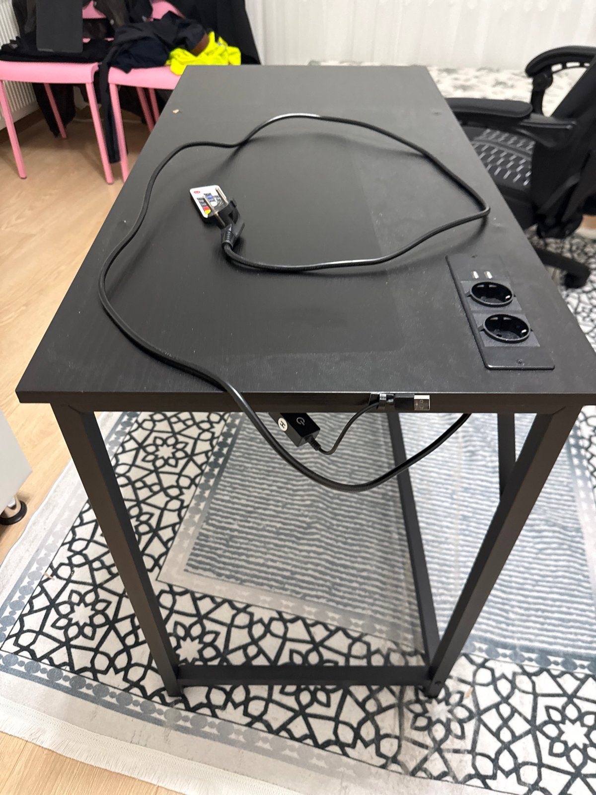 Zwart bureau, stopcontact en USB-aansluiting en witte tafel, Huis en Inrichting, Bureaus, Ophalen, Zwart, Gebruikt, Spaanplaat of MDF
