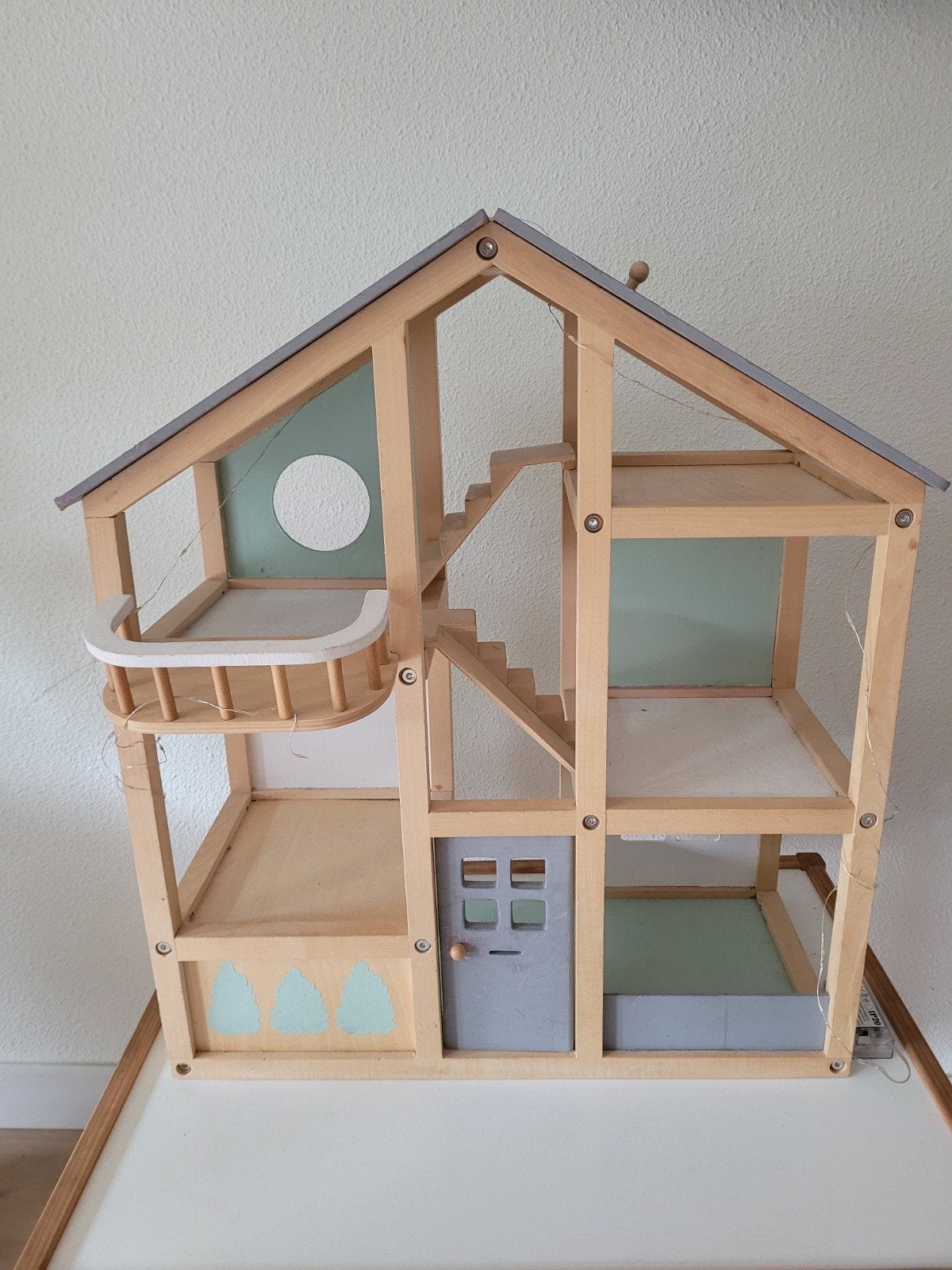 Groot poppenhuis met veel meubels en poppetjes, Ophalen, Gebruikt, Poppenhuis
