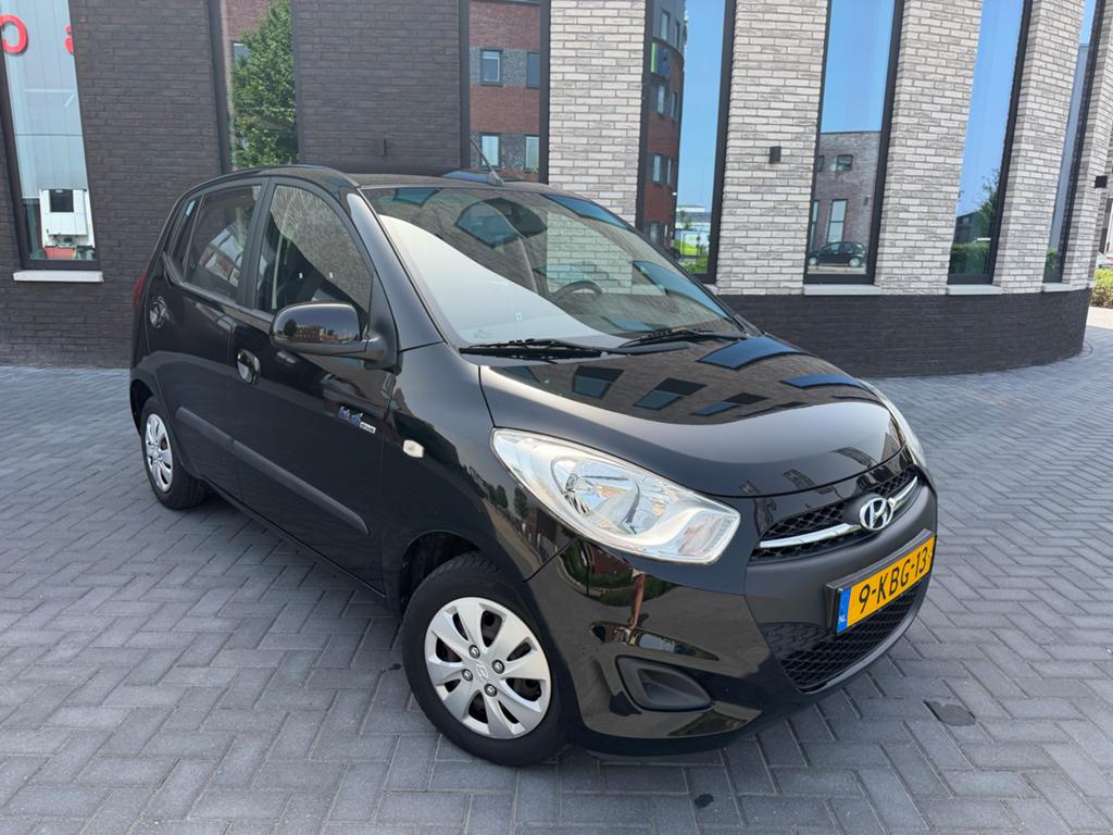 Hyundai i10 1.0 5DR 2013 Zwart Airco, Auto's, Hyundai, Voorwielaandrijving, 31 €/maand, 400 kg, Zwart