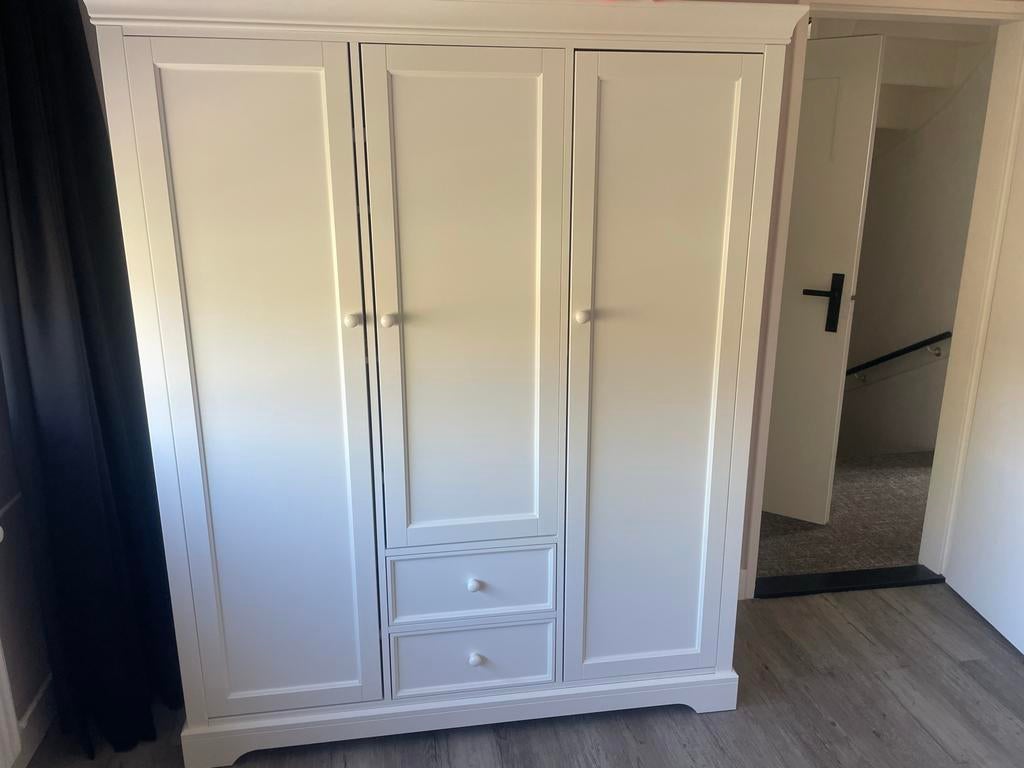 Kidsmill Chateau 3-Deurs Kledingkast Wit - Z.G.A.N., Ophalen, Kast, 50 tot 70 cm, 105 cm of meer
