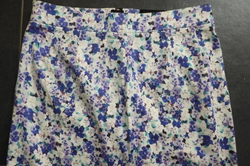 Dolce & Gabbana bloemetjes viooltjes rok rits merk lip It 42, Maat 38/40 (M), Dolce & Gabbana, Zo goed als nieuw, Boven de knie