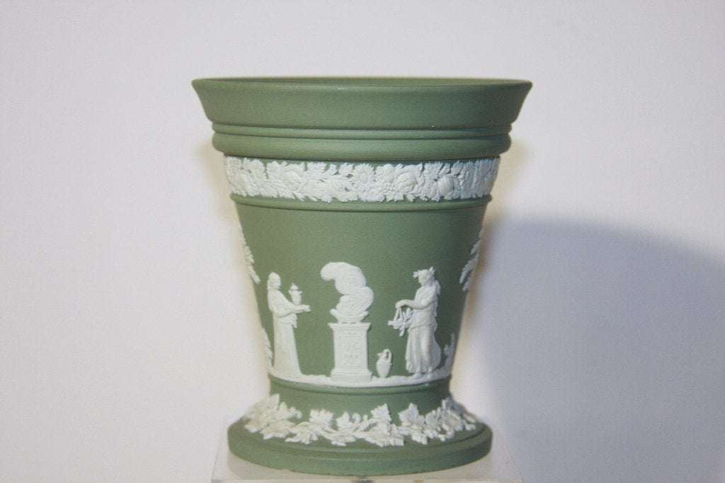 Groen Wedgwood Jasperware trompetvaasje Sage green, Ophalen
