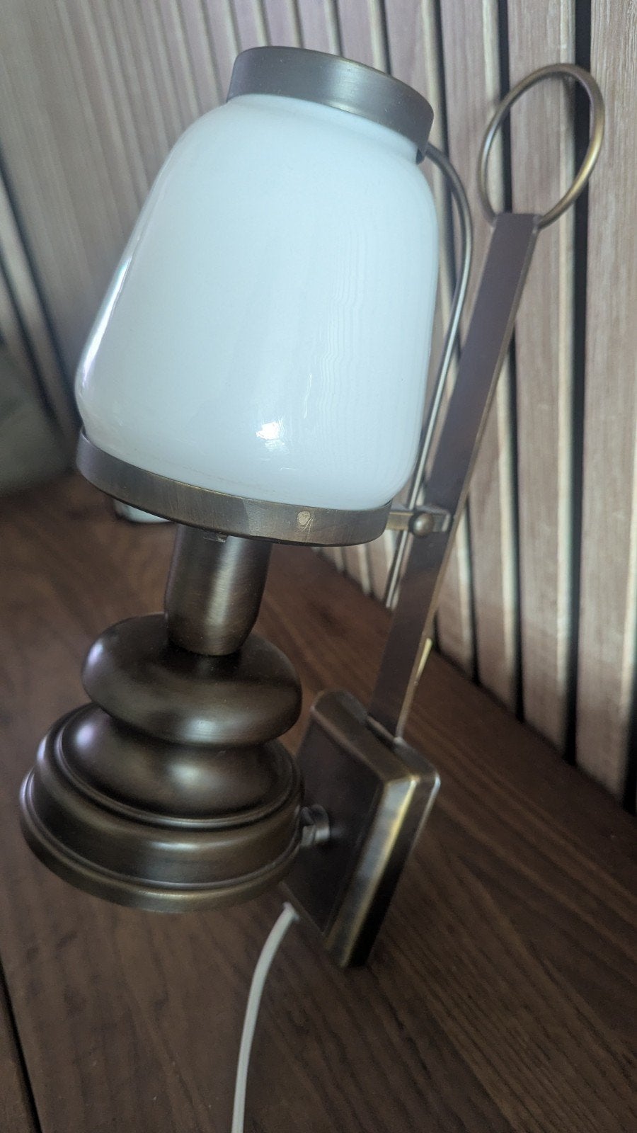 Klassiek messing wandlamp met wit melkglas, retro, vintage, Ophalen, Met snoer/stekker, E14 (klein), Zo goed als nieuw