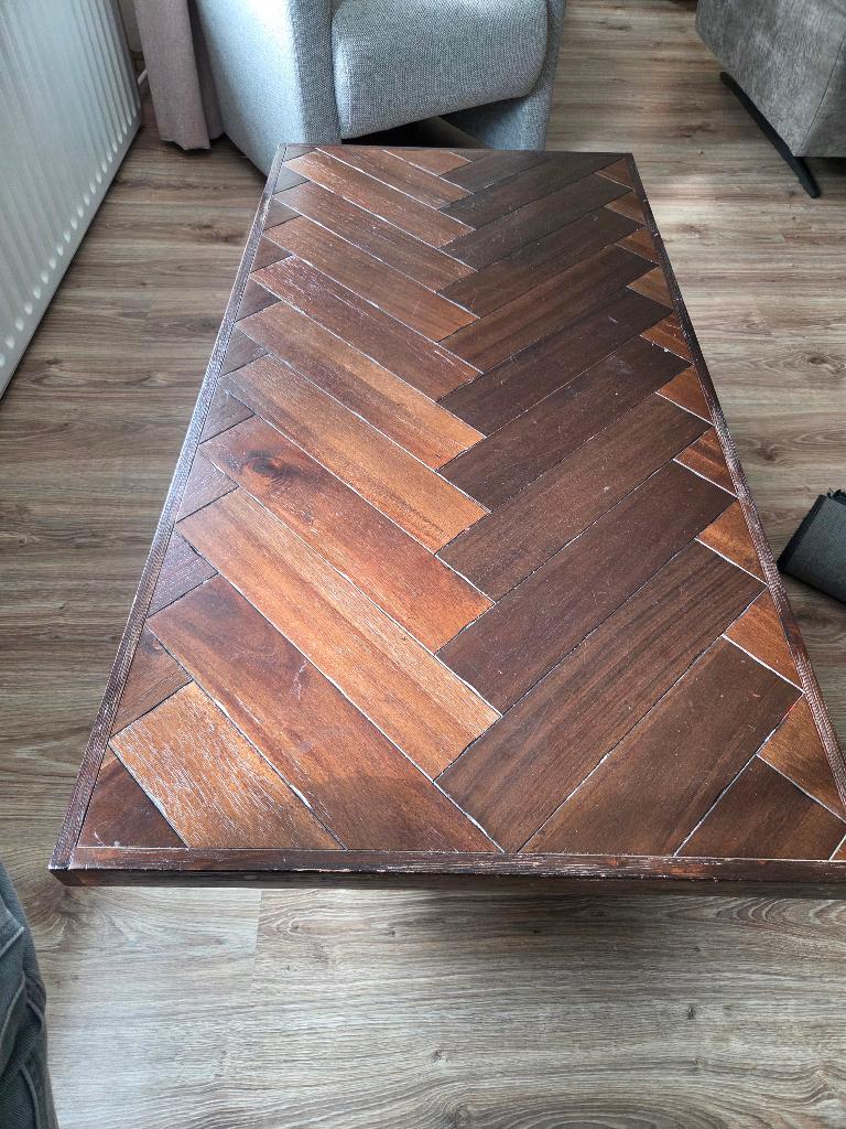 Visgraat salontafel met metalen frame – donker hout, Huis en Inrichting, Tafels | Salontafels, Ophalen, Gebruikt, 100 tot 150 cm
