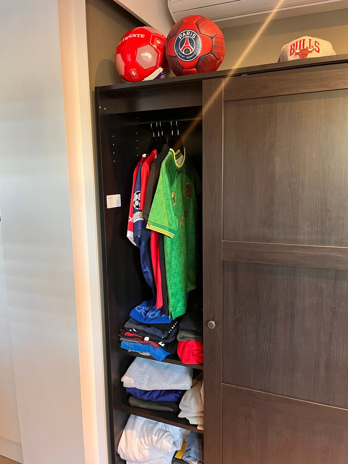 Ikea, Kledingkast met schuifdeuren - Donkerbruin, Ophalen, Met plank(en), Gebruikt, 100 tot 150 cm