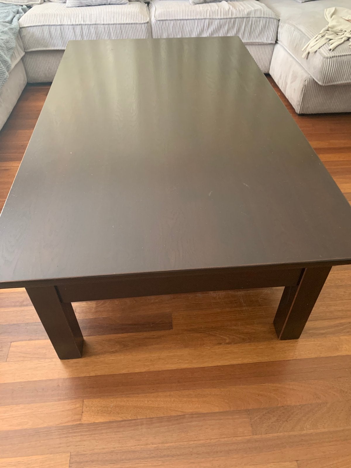 Prachtige zware houten (noten) salontafel tafel met 3 lades, Huis en Inrichting, Ophalen, 100 tot 150 cm, 50 tot 100 cm, Zo goed als nieuw