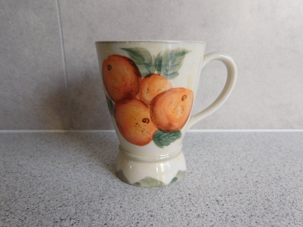 Mok 11 cm. Perzik Vic's Handpainted, Overige merken, Zo goed als nieuw, Overige stijlen, Porselein