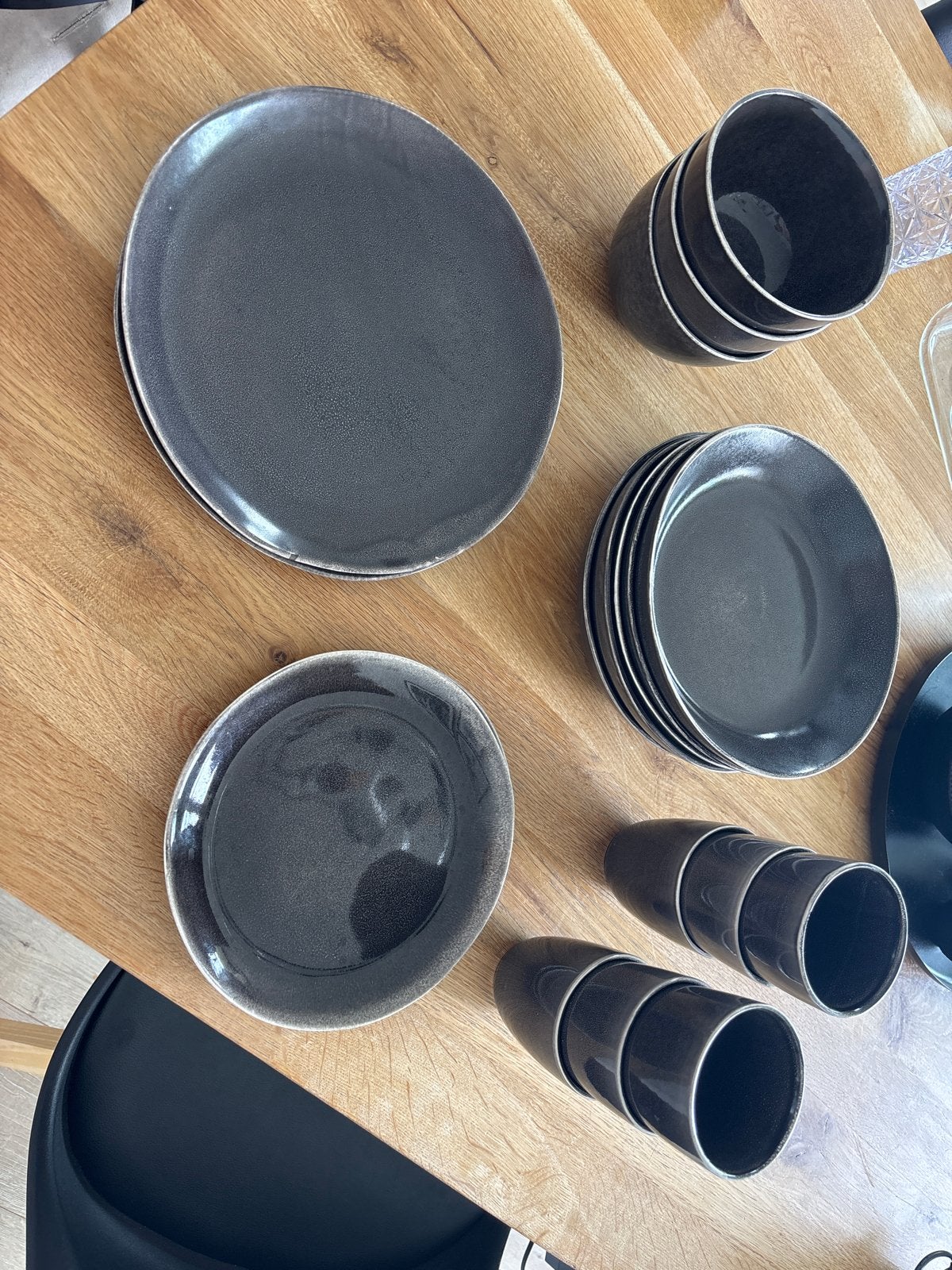 Kwantum servies: borden, kommen en glazen - donkergrijs, Ophalen of Verzenden, Gebruikt, Keramiek, Compleet servies