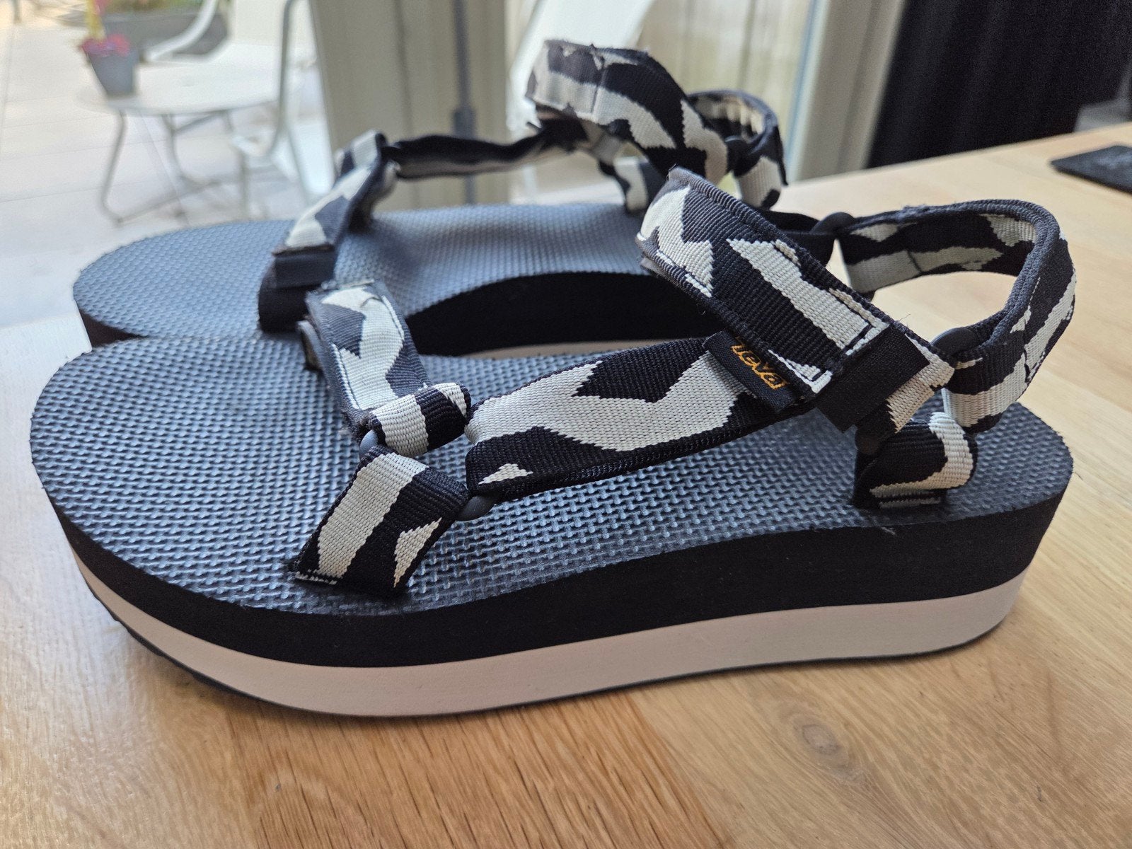 Teva Flatform Universal Sandalen - Zwart/Wit maat 40, Zwart, Zo goed als nieuw, Teva, Sandalen of Muiltjes