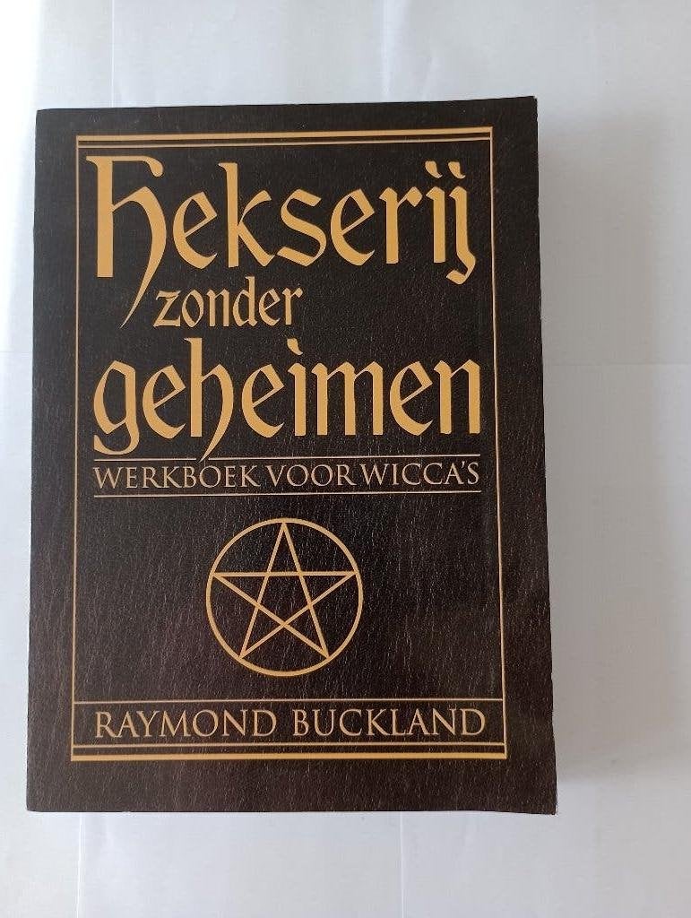 Hekserij zonder geheimen  werkboek wicca's  Raymond Buckland, Boeken, Achtergrond en Informatie, Ophalen of Verzenden, Zo goed als nieuw