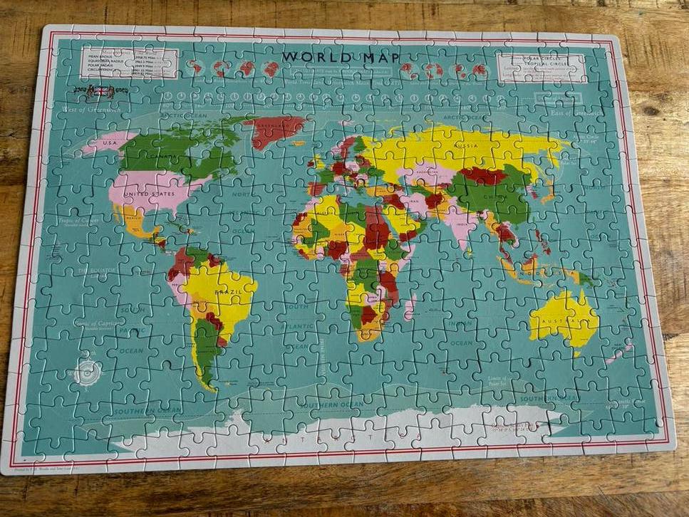 Wereldkaart puzzel 300 stukjes - 50x36cm, Ophalen of Verzenden, Minder dan 500 stukjes, Gebruikt, Legpuzzel