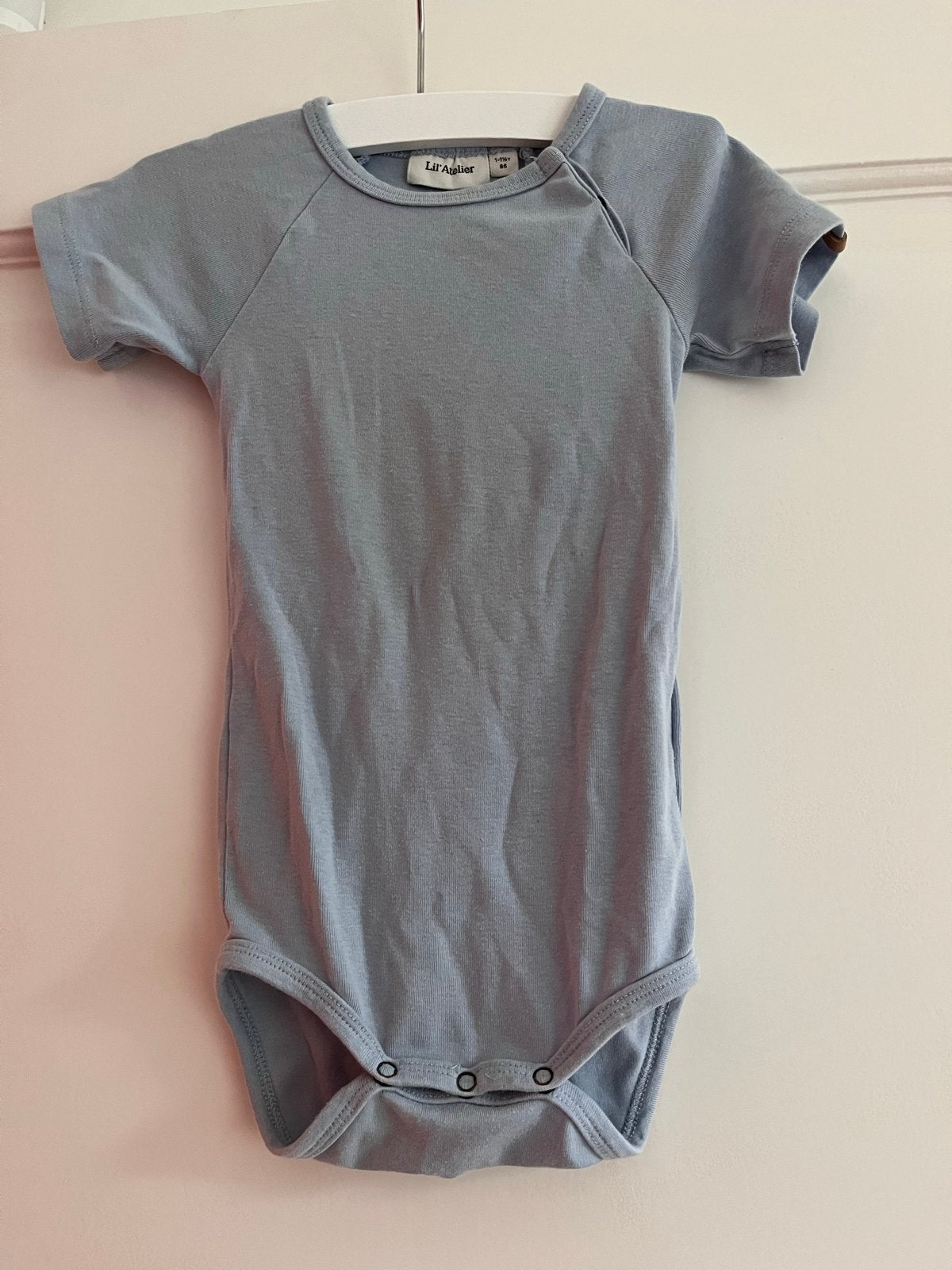 Lil'Atelier romper lichtblauw maat 86, Ophalen of Verzenden, Zo goed als nieuw, Jongetje of Meisje