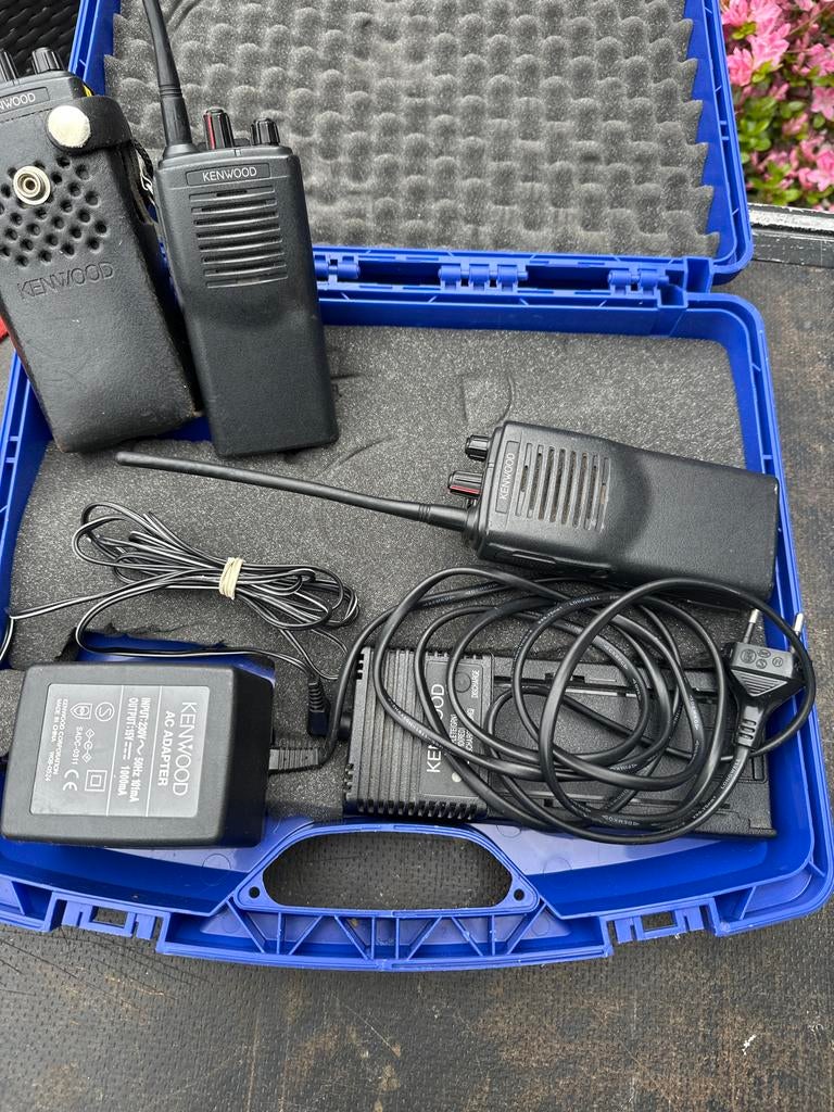 Kenwood Portofoons met Oplader en Koffer, Ophalen of Verzenden, Zo goed als nieuw, 2 to 5 km, Portofoon of Walkie-talkie