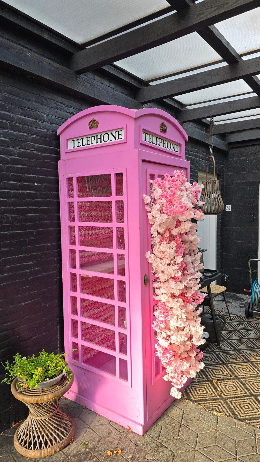 Roze telefooncel met bloemen - Unieke decoratie, Huis en Inrichting, Woonaccessoires | Overige, Hout, Gebruikt, Overige stijlen