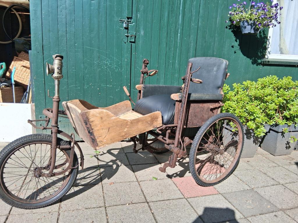 Oldtimer rolstoel fiets ., Ophalen