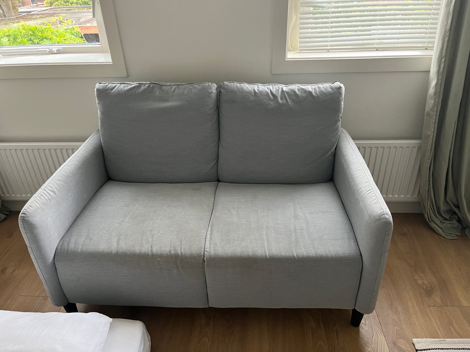 Comfortabele 2-zits bank - Lichtgrijs, Gebruikt, Minder dan 75 cm, 150 tot 200 cm, Tweepersoons