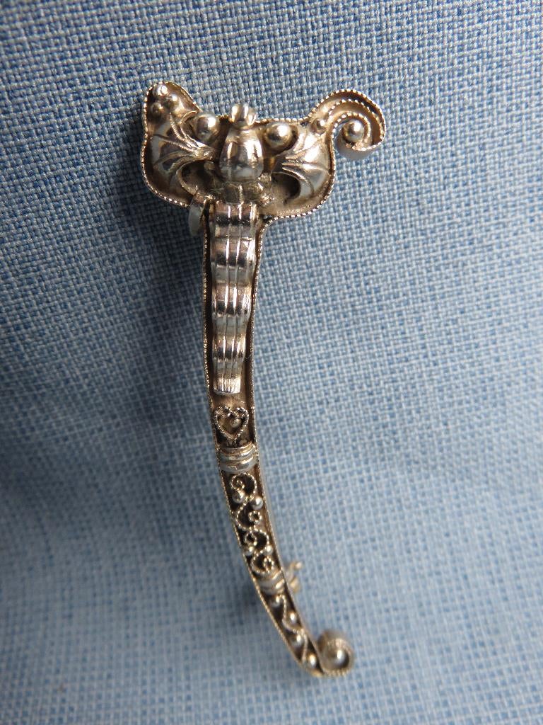 Antieke kris schede broche in zilver - Bali, Sieraden, Tassen en Uiterlijk, Broches, 4 tot 7 cm, Ophalen of Verzenden, Zo goed als nieuw
