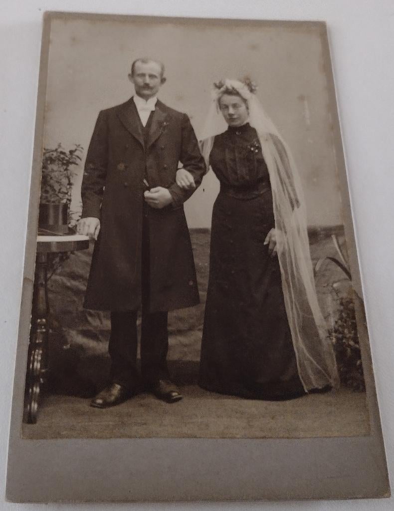 oude foto huwelijk-zwarte trouwjurk, Ophalen of Verzenden, Voor 1940, Gebruikt, Overige onderwerpen