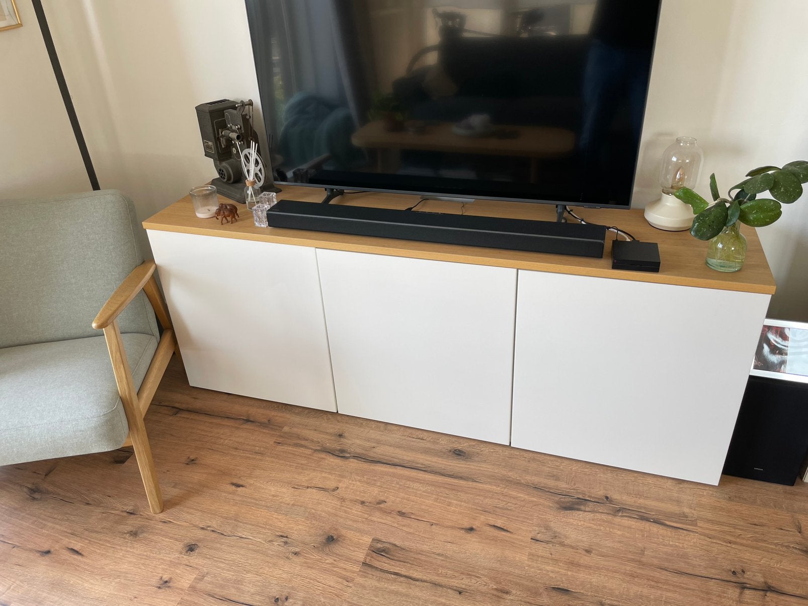 TV-meubel Besta IKEA eikenfineer en wit hoogglans deuren, Ophalen, 150 tot 200 cm, Zo goed als nieuw, Minder dan 100 cm