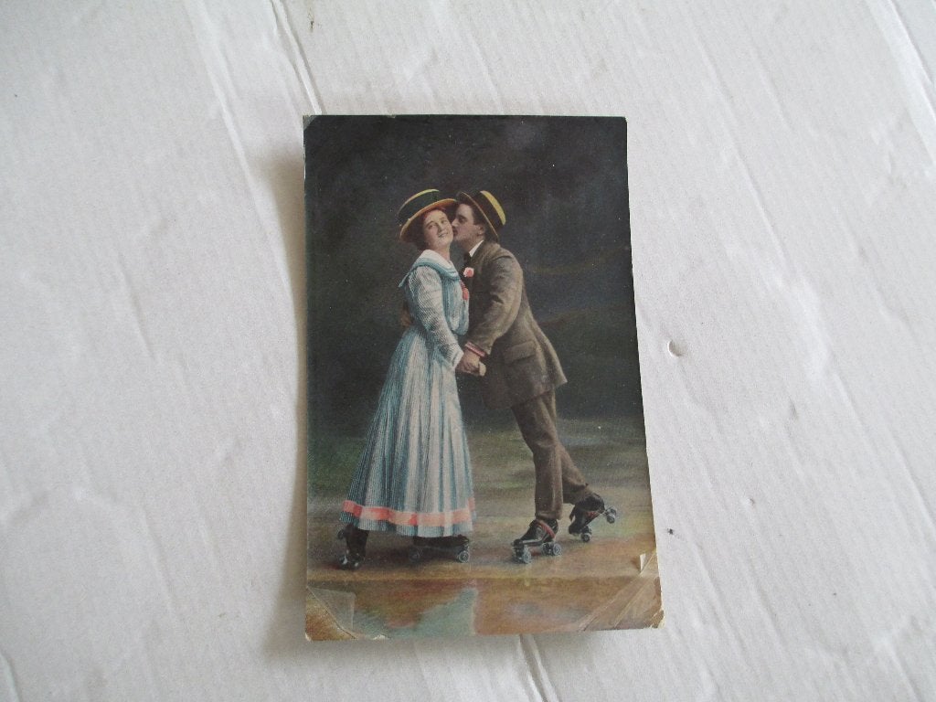 oude ansichtkaart stelletje op rolschaatsen, Ophalen of Verzenden, Voor 1920, Gelopen, Overige thema's
