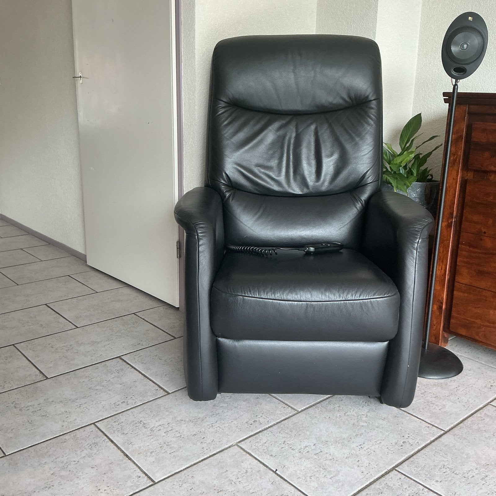 Hoka sta op / relax stoel - Zwart leer, Huis en Inrichting, Fauteuils, Ophalen, Zo goed als nieuw, Leer, 75 tot 100 cm