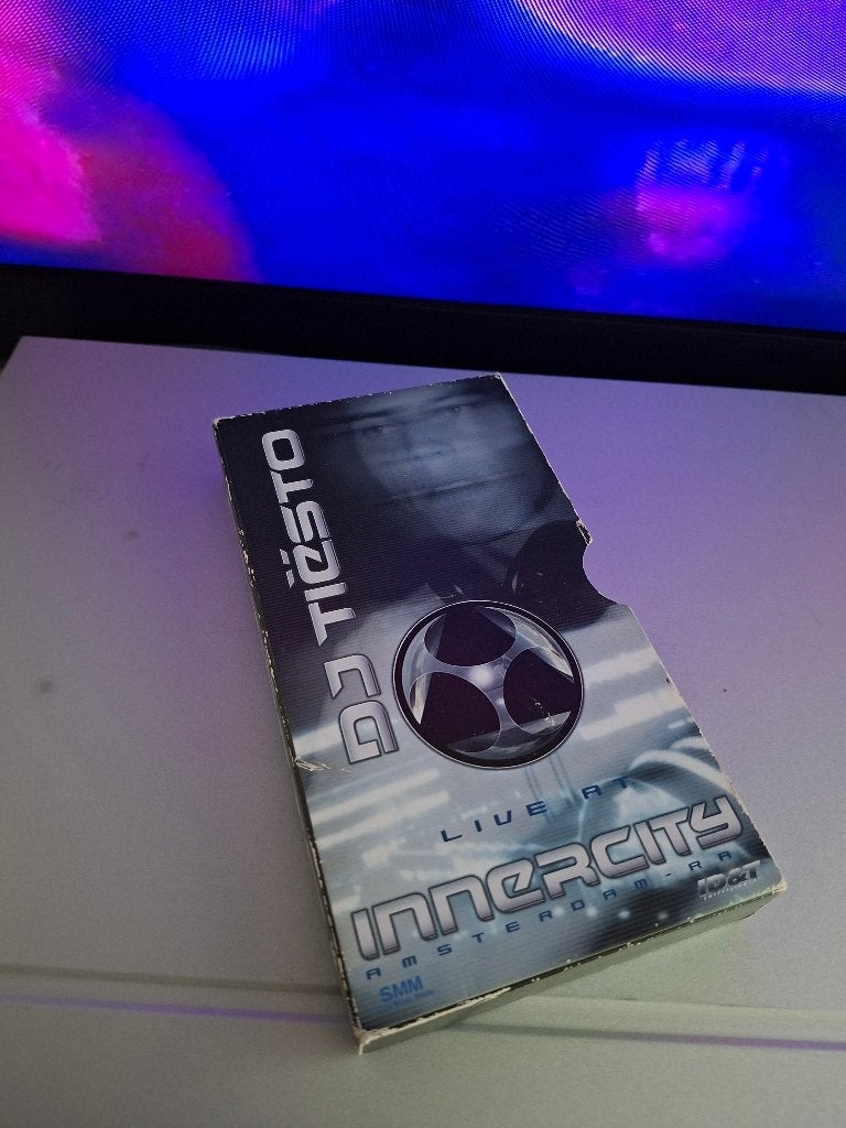 Zeldzaam Videoband, VHS ,DJ Tiësto, LIVE AT INTERCITY  A'dam, Alle leeftijden, Ophalen of Verzenden, Gebruikt, Komedie