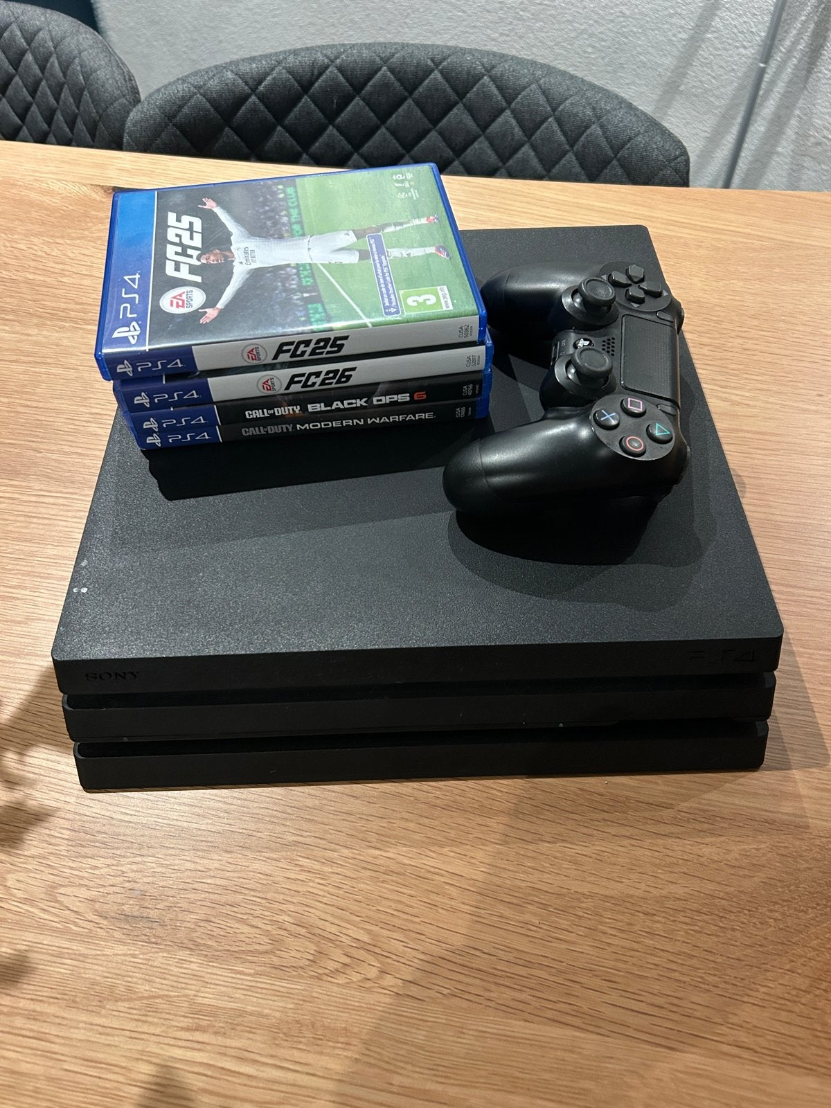 PlayStation 4 Pro, 1 TB met controller en 4 games, Ophalen, 2 spelers, Eén computer, Zo goed als nieuw