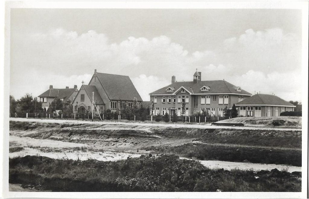 Amsterdamscheveld- -Kerk, Pastorie en Zusterhuis., Ophalen of Verzenden, 1960 tot 1980, Ongelopen, Drenthe