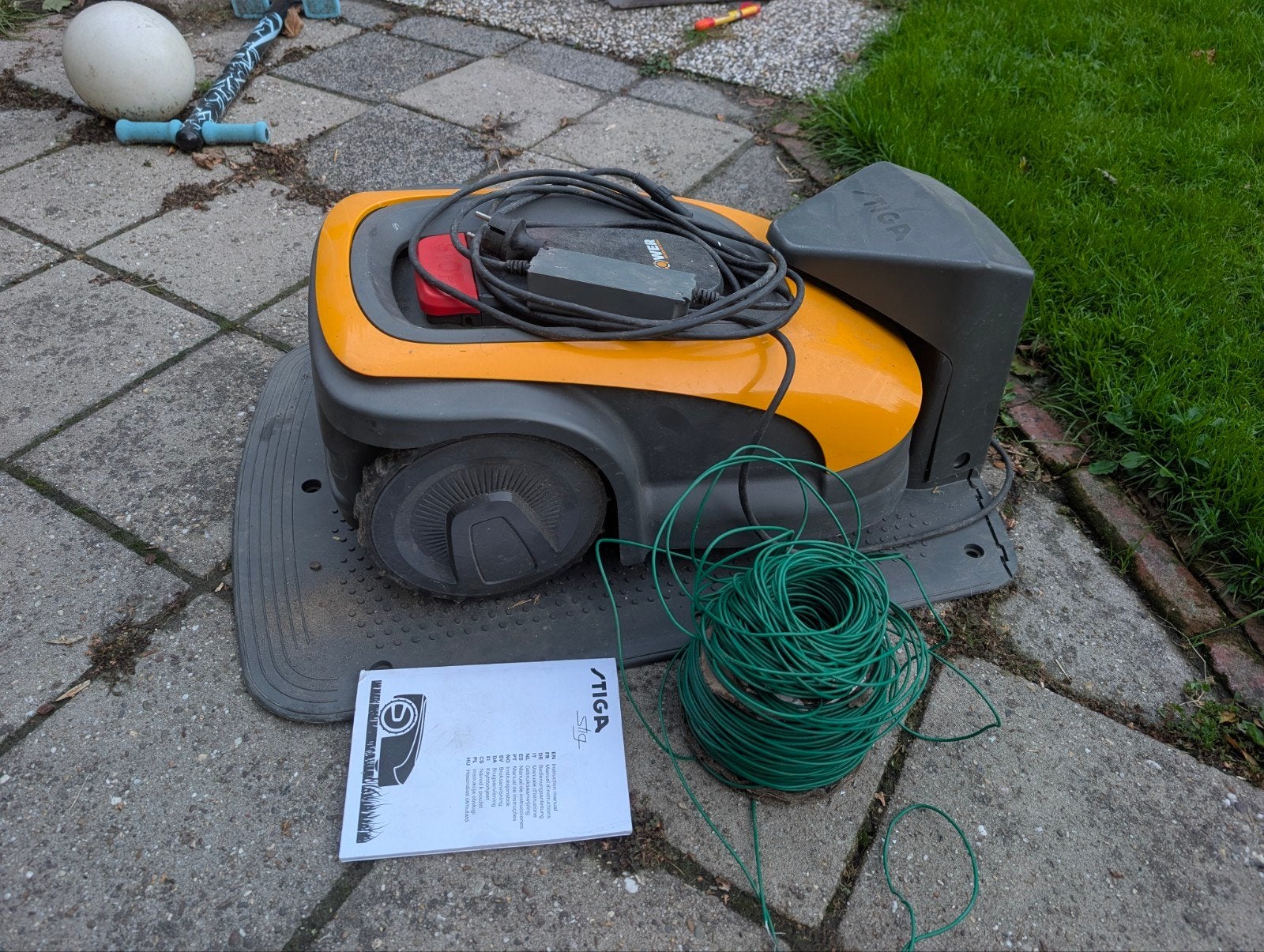 Stiga G1200 Robot Grasmaaier - Compleet met Accessoires, Ophalen, Gebruikt, Stiga, Bestuurbaar via app