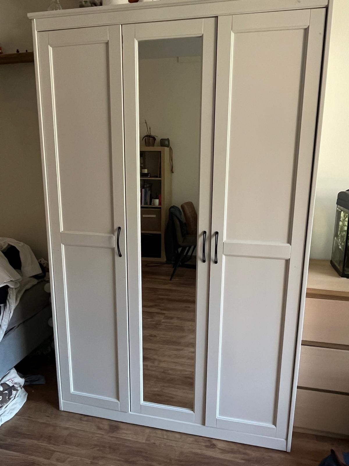 Witte kledingkast (IKEA Songesand), Huis en Inrichting, Kasten | Kledingkasten, Ophalen, 100 tot 150 cm, Zo goed als nieuw, 150 tot 200 cm