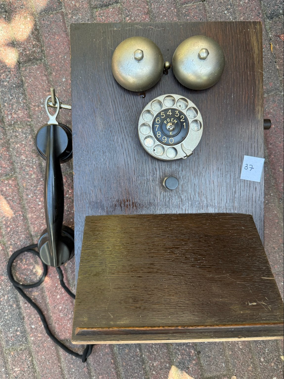 Antieke houten wandtelefoon met draaischijf en bellen, Ophalen
