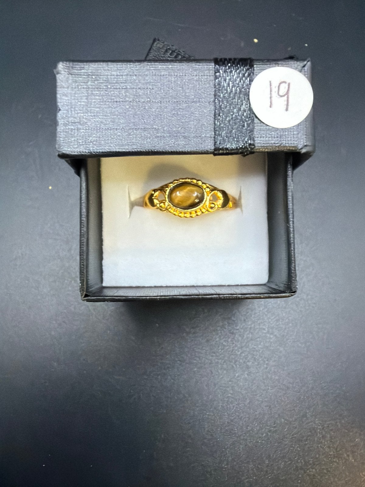 Ring van verguld messing met Tijgeroog steen, maat 19, 19 tot 20, Ophalen of Verzenden, Zo goed als nieuw, X