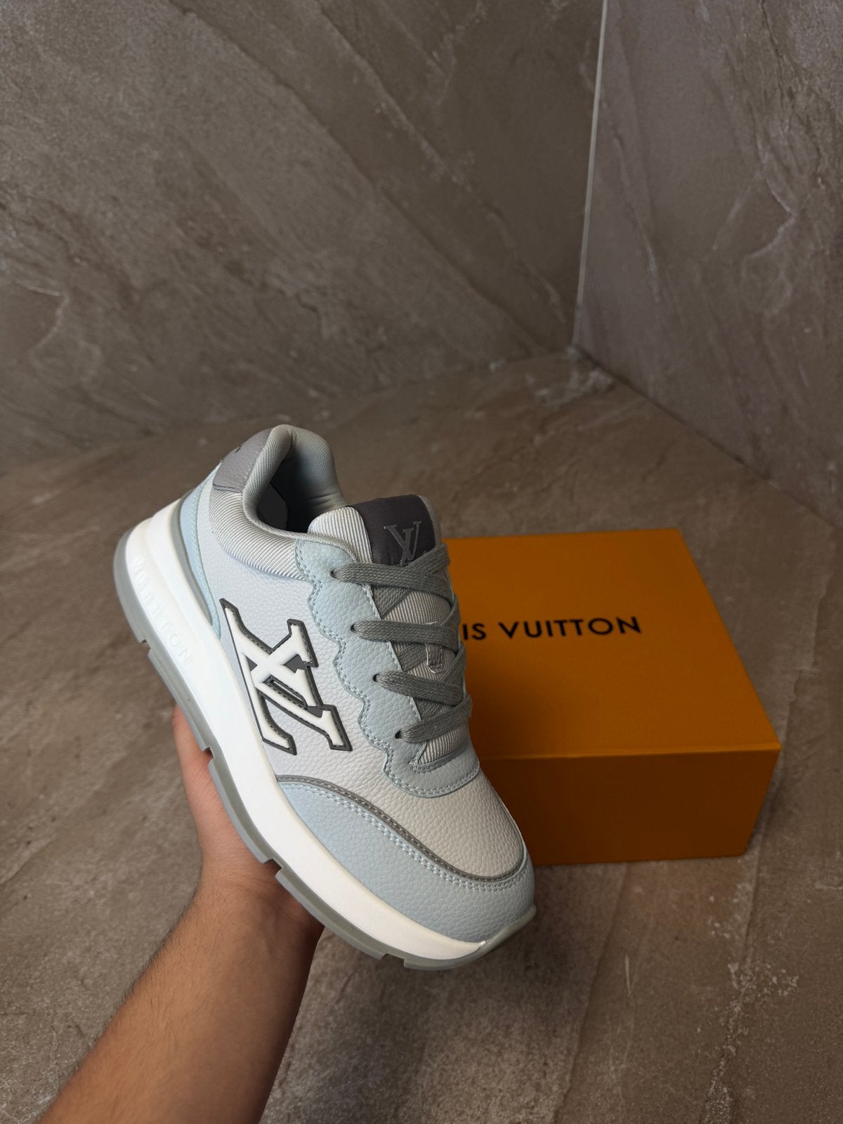 Louis Vuitton Sneakers - Alleen vaste series, Ophalen of Verzenden, Zo goed als nieuw, Zwart, Sneakers of Gympen