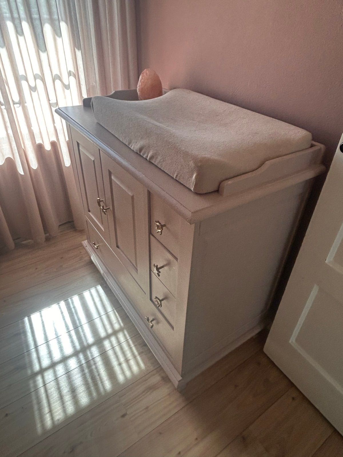 Licht roze commode met gebruikssporen, Ophalen, Gebruikt, 50 tot 70 cm, 75 tot 100 cm