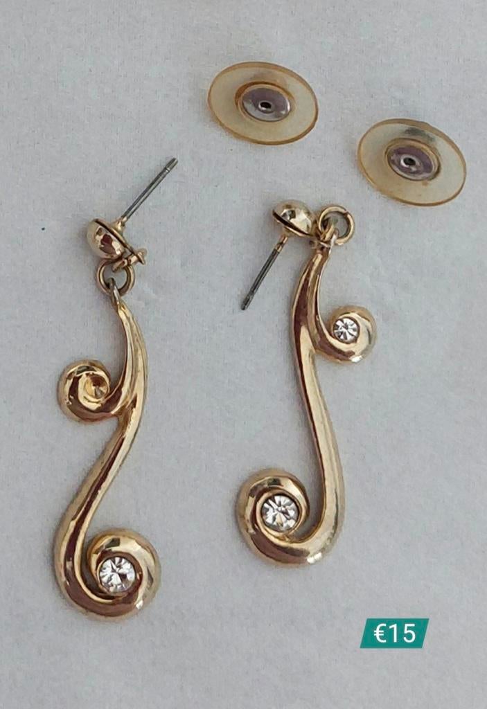 Mooie oorbel voor €15, Sieraden, Tassen en Uiterlijk, Oorbellen, Overige materialen, Overige kleuren, Ophalen of Verzenden, Zo goed als nieuw