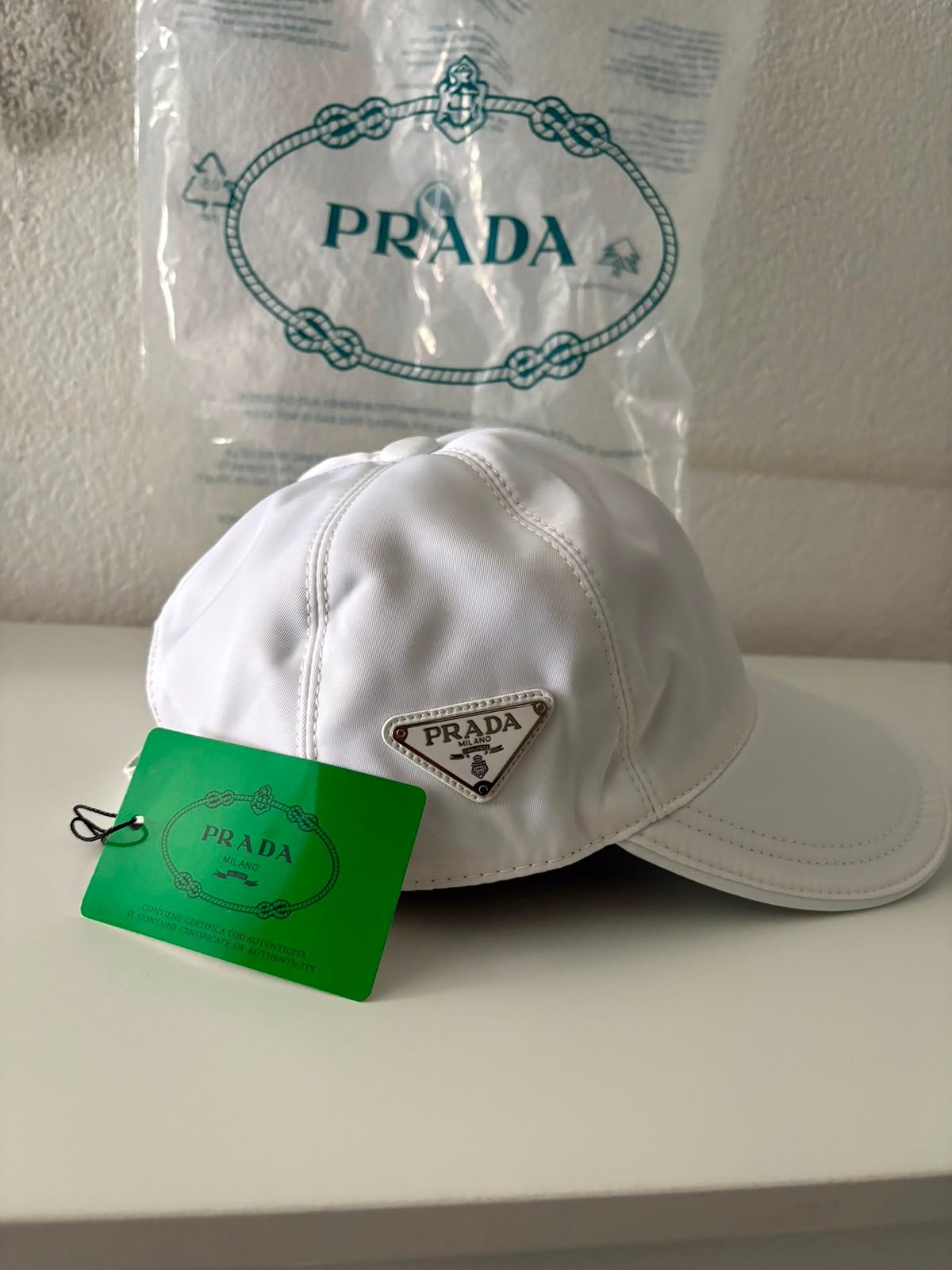 Witte Prada pet met logo - Nieuw met kaartjes, Kleding | Dames, Hoeden en Petten, Ophalen of Verzenden, Nieuw, One size fits all