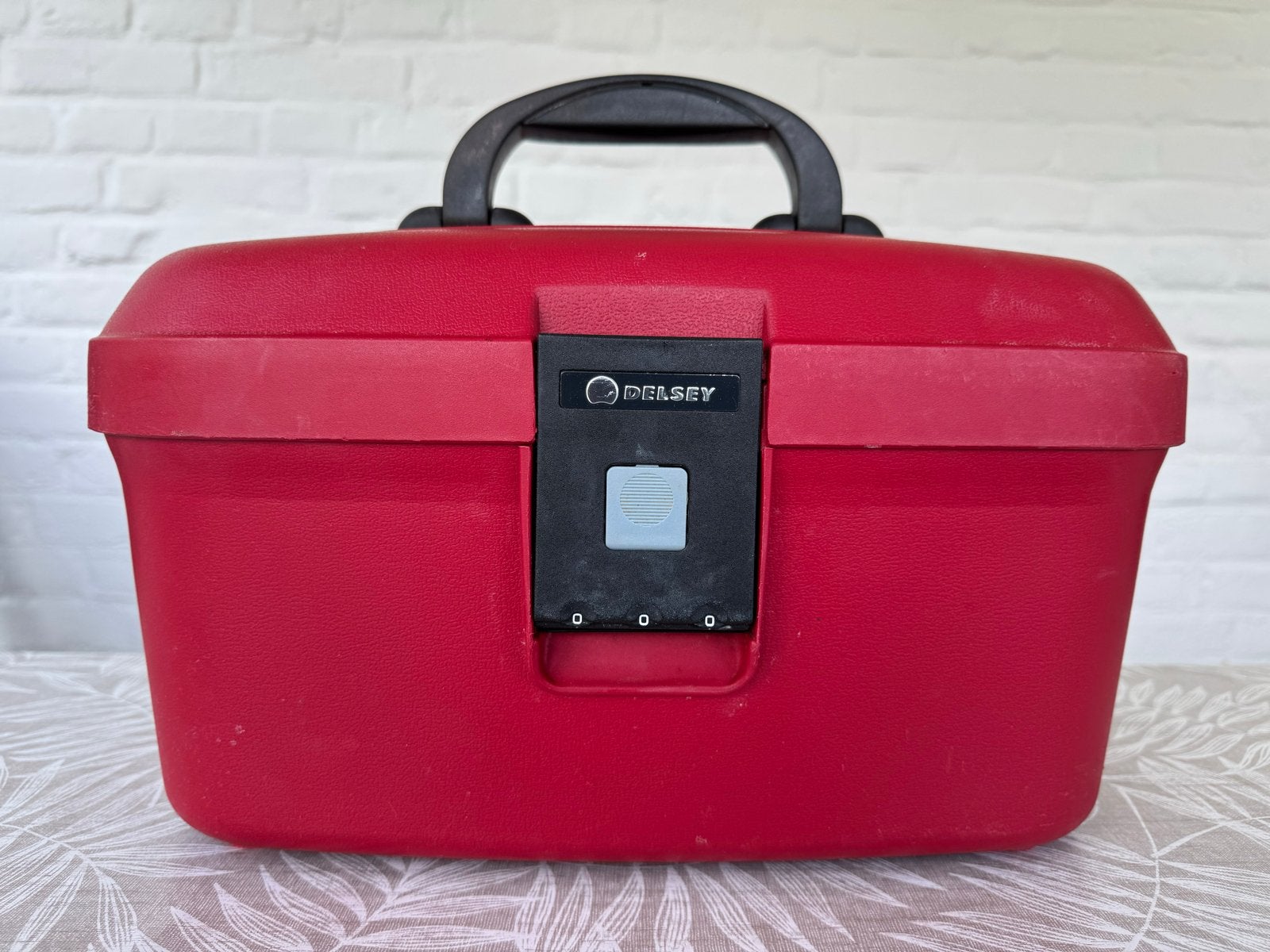 Delsey Hardcase Beautycase Rood, Gebruikt, Ophalen of Verzenden, Met slot, Hardcase