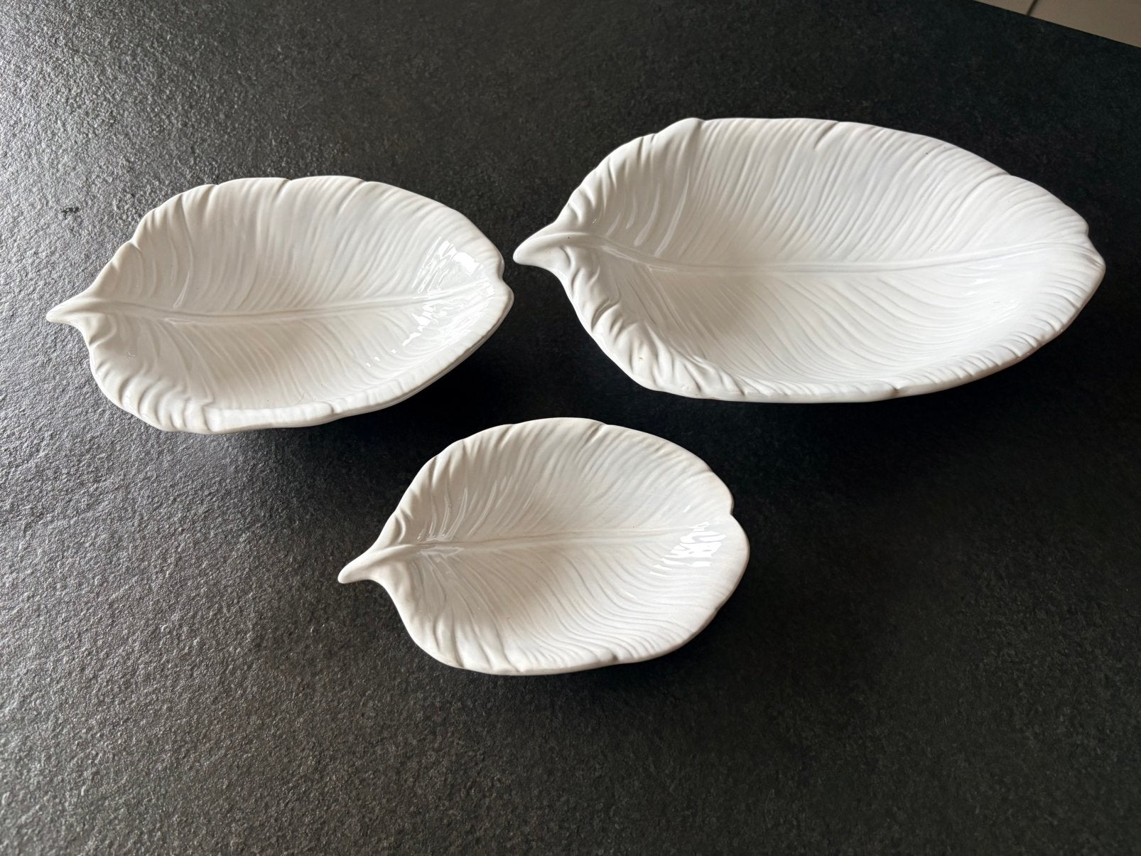 Witte schaaltjes in de vorm van een veer (set van 3 stuks), Ophalen, Zo goed als nieuw, Overige stijlen, Schaal of Schalen