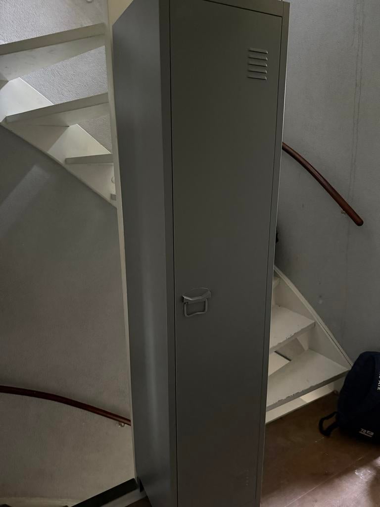 Metalen locker/kledingkast met planken, Huis en Inrichting, Ophalen of Verzenden, Zo goed als nieuw