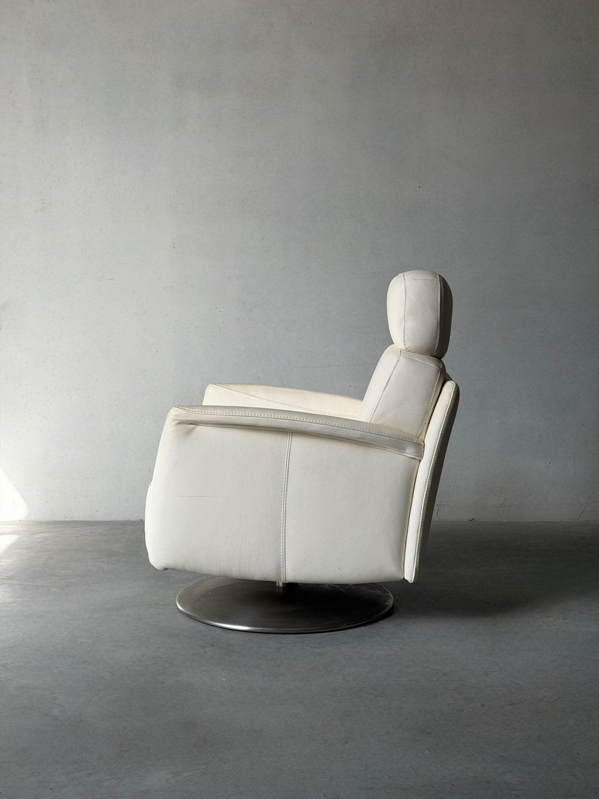 Vintage lederen fauteuil met chroom voet, Huis en Inrichting, Ophalen, Zo goed als nieuw, 50 tot 75 cm
