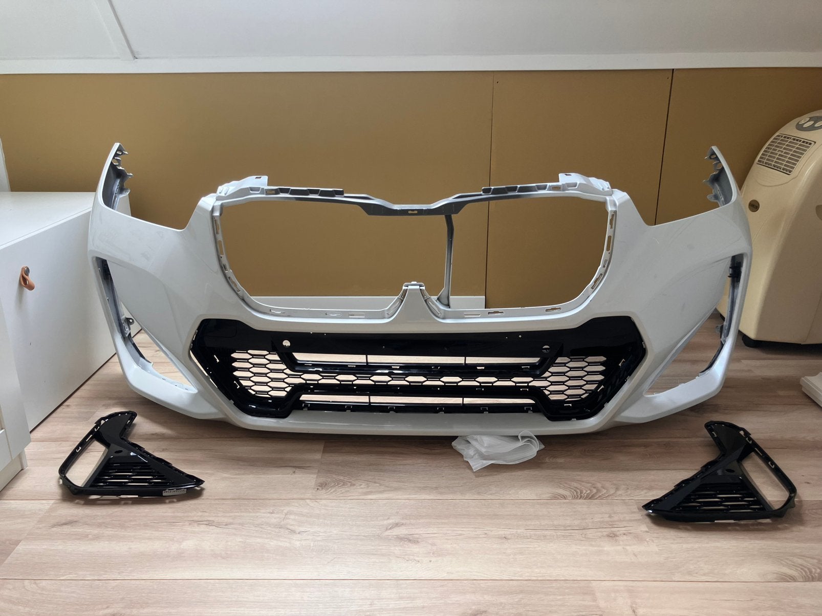 BMW IX1 X1 U11 M-Line Bumper Wit, Ophalen, BMW, Bumper